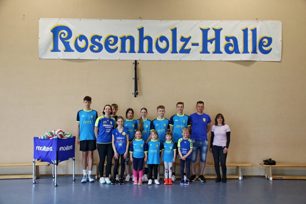 Stolze Präsentation: Nachwuchssportler des SV Arzberg gemeinsam mit Vertretern der Schülerhilfe in der Rosenholzhalle. 🏆😊